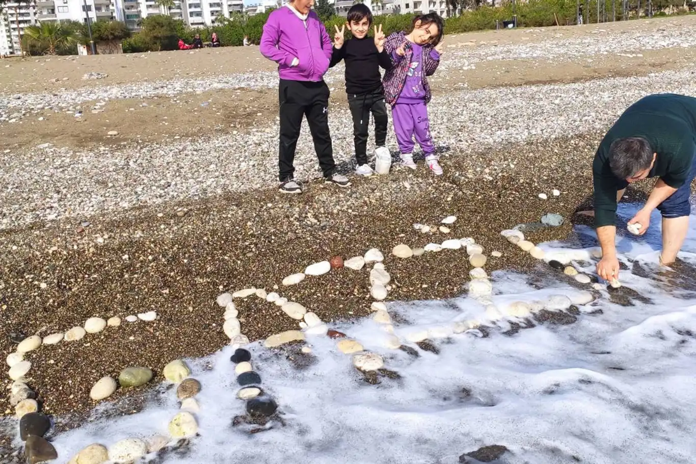 Mersin sahilinde taşlarla "Gazze" yazıldı
