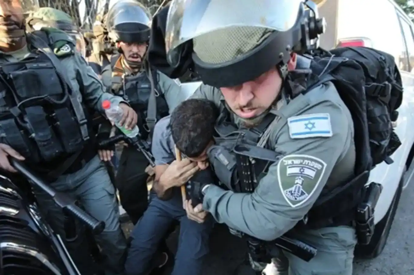 Batı Şeria ve Kudüs'te 5 bin 660 Filistinli esir alındı