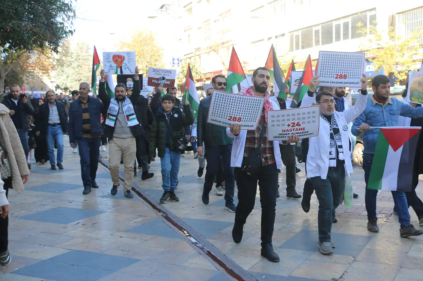 Şanlıurfa'da hekimler Gazze'deki soykırıma karşı sessiz yürüyüş yaptı