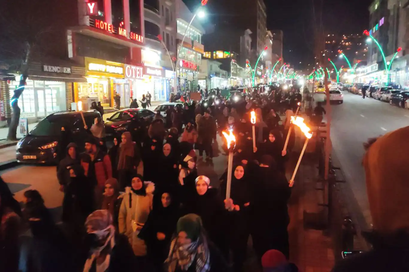 Binlerce Muşlu "Gazze'ye ışık ol" meşaleli yürüyüşe katıldı