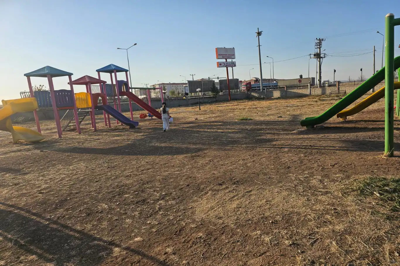 Nusaybin Devlet Hastanesi’ndeki çocuk parkı, bakımsızlık nedeniyle kullanılamaz halde