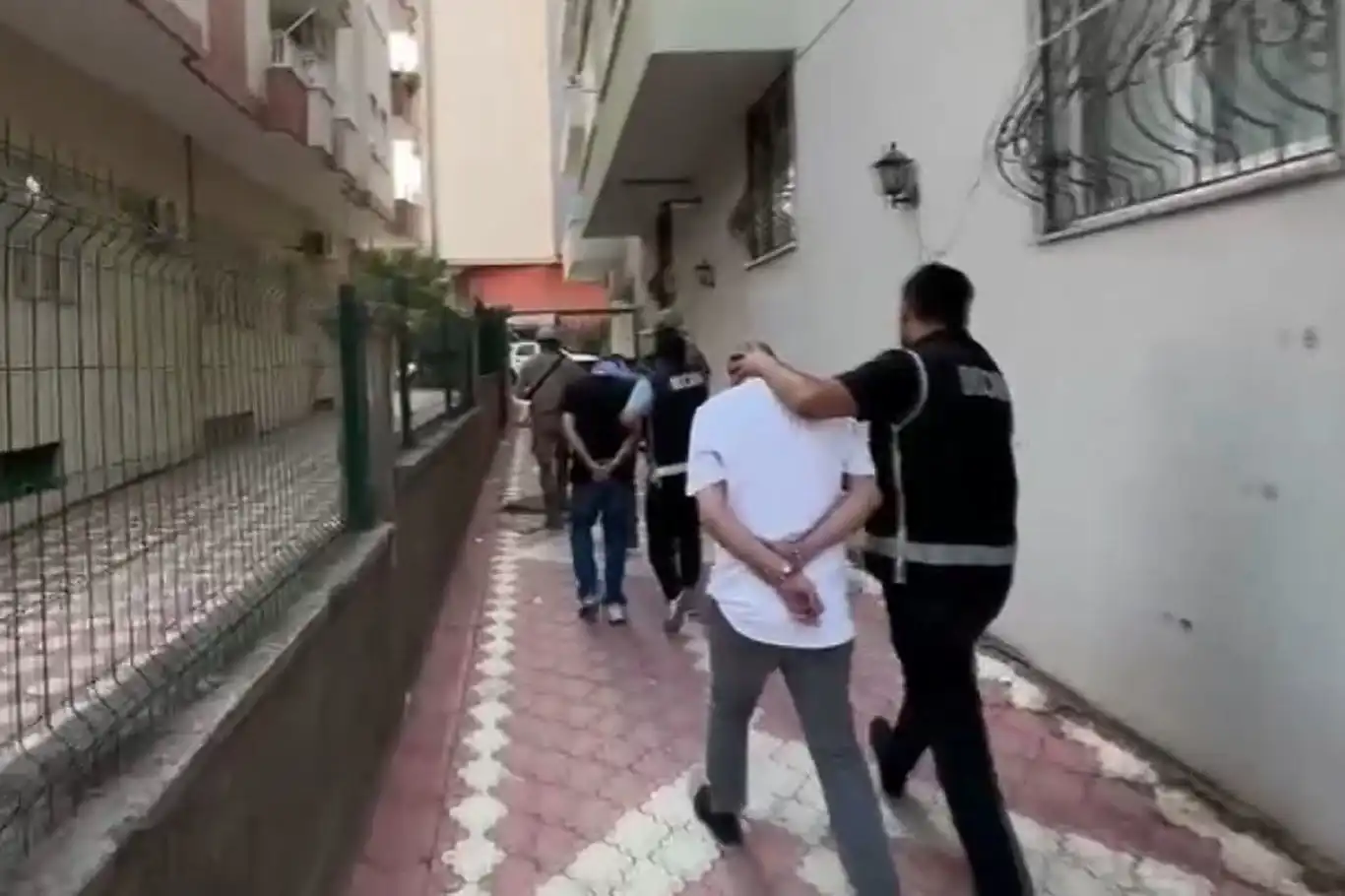 Batman'da suç örgütüne operasyon: 6 kişi tutuklandı Batman'da suç örgütüne operasyon: 6 kişi tutuklandı