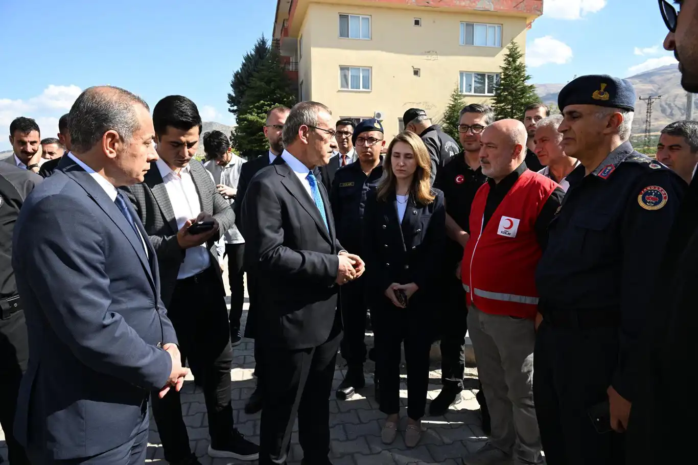 Malatya Valisi Yavuz, deprem nedeniyle başlatılan saha taramalarını inceledi Malatya Valisi Yavuz, deprem nedeniyle başlatılan saha taramalarını inceledi