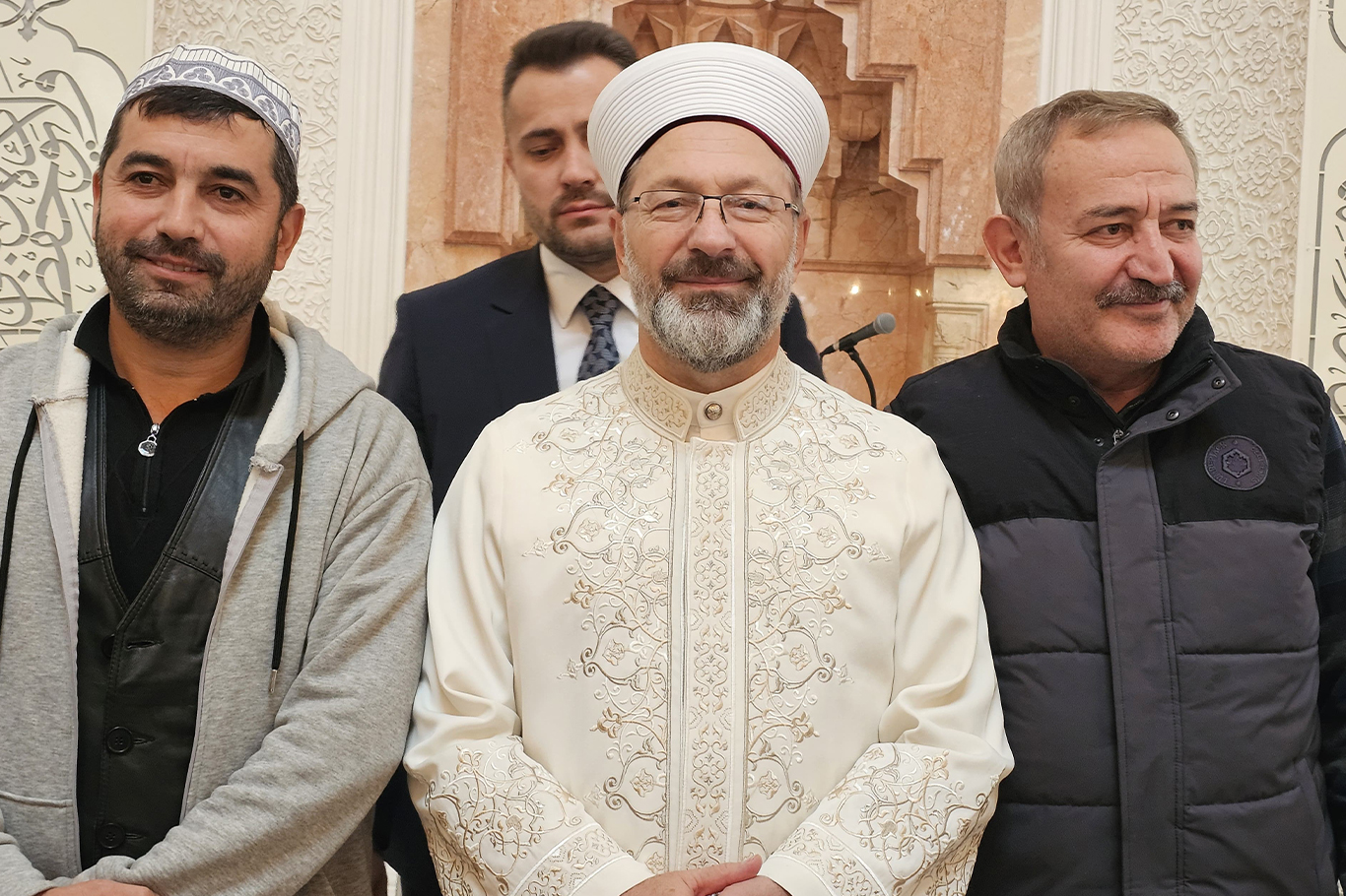 Diyanet İşleri Başkanı Erbaş, cuma namazı sonrası halkla sohbet etti