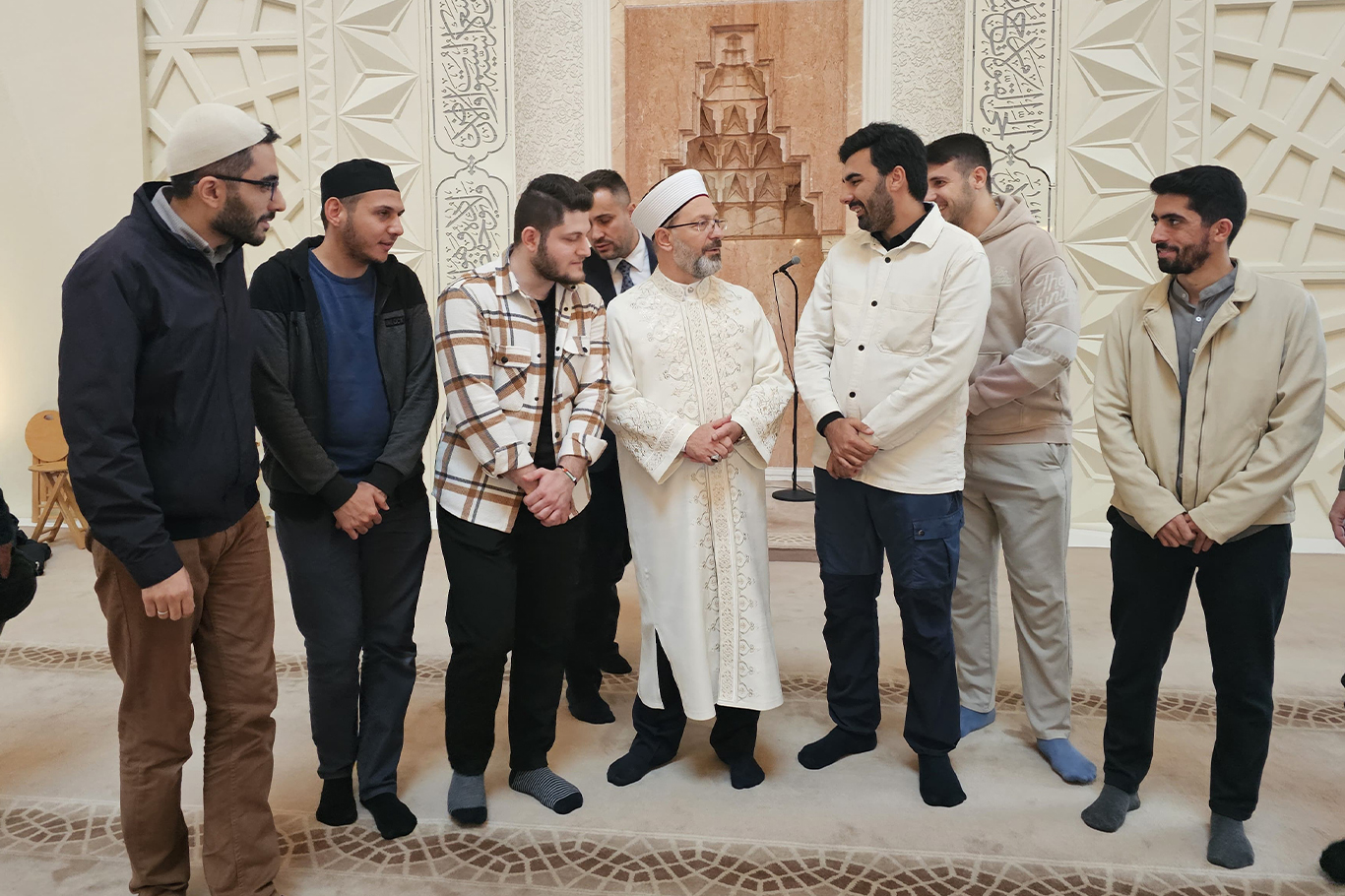 Diyanet İşleri Başkanı Erbaş, cuma namazı sonrası halkla sohbet etti