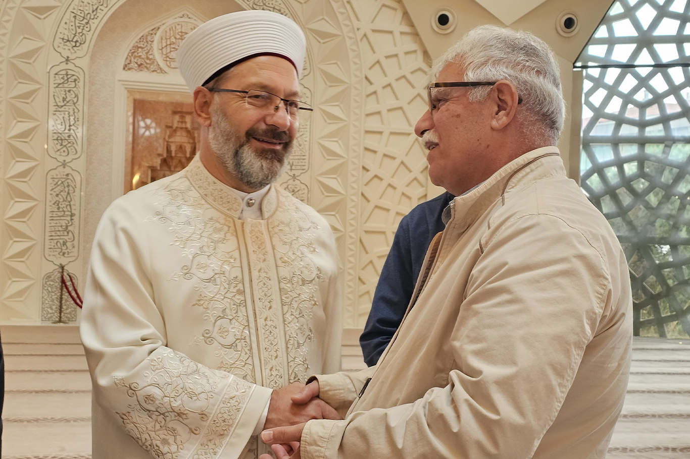 Diyanet İşleri Başkanı Erbaş, cuma namazı sonrası halkla sohbet etti