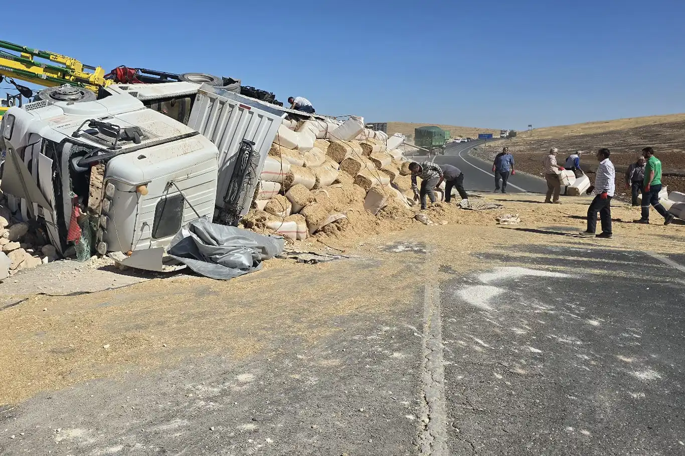Suruç "Ölüm Yolu"nda bir kaza daha: Tır sürücüsü yaralandı - [İLKHA] İlke  Haber Ajansı
