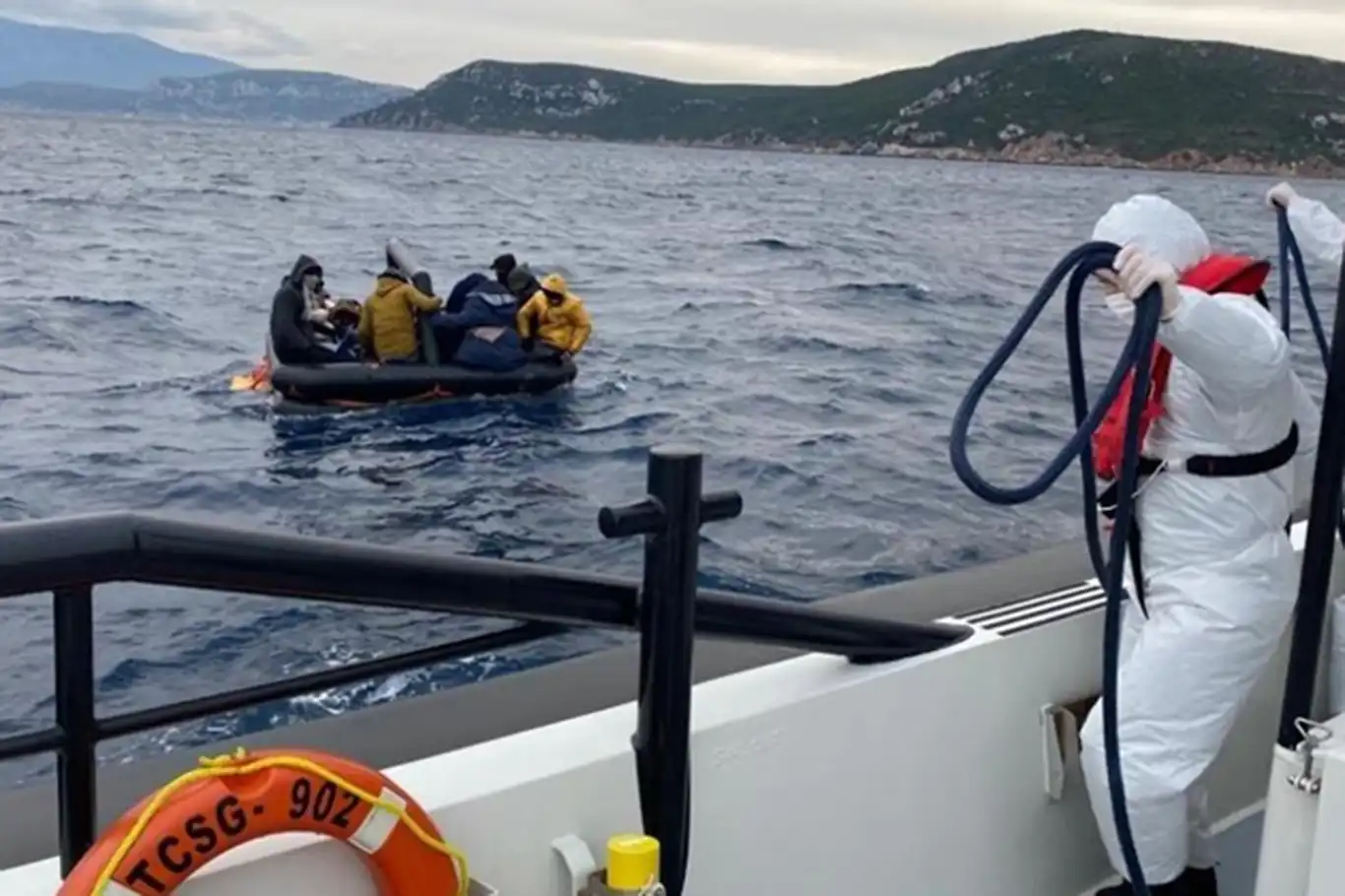 İzmir açıklarında 16'sı çocuk 76 düzensiz göçmen kurtarıldı İzmir açıklarında 16'sı çocuk 76 düzensiz göçmen kurtarıldı