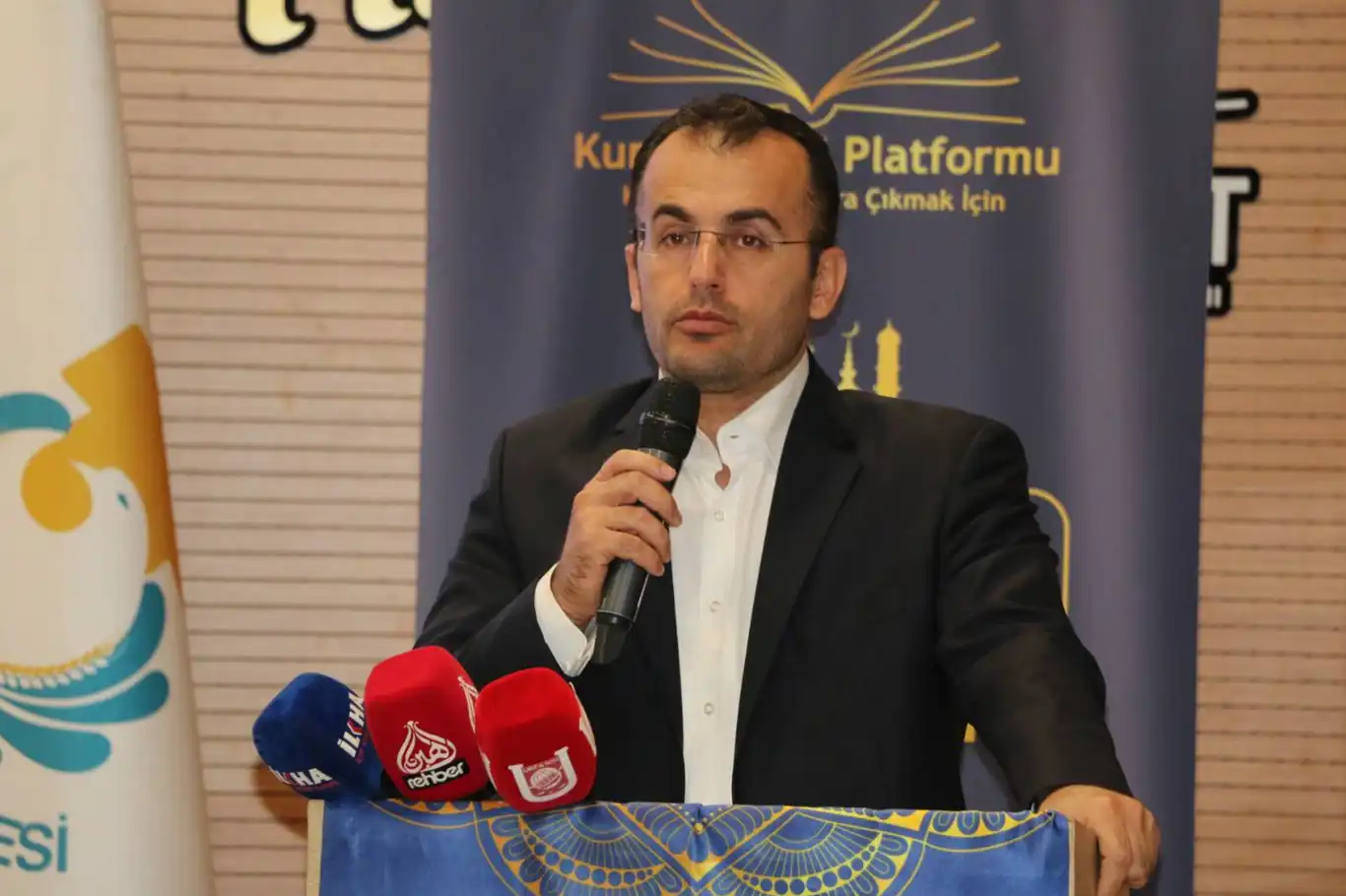 Kur'an Nesli Sözcüsü Sütçü: Namazda kıyama durmayan ayaklar cihad meydanlarına kıyam için yürüyemez Kur'an Nesli Sözcüsü Sütçü: Namazda kıyama durmayan ayaklar cihad meydanlarına kıyam için yürüyemez