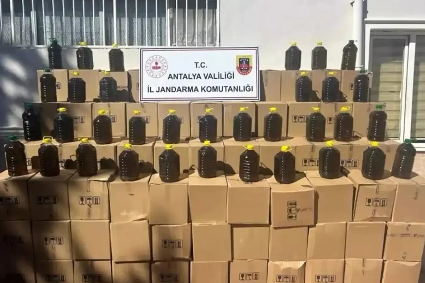 Antalya'da 8 ton sahte zeytinyağı ele geçirildi Antalya'da 8 ton sahte zeytinyağı ele geçirildi