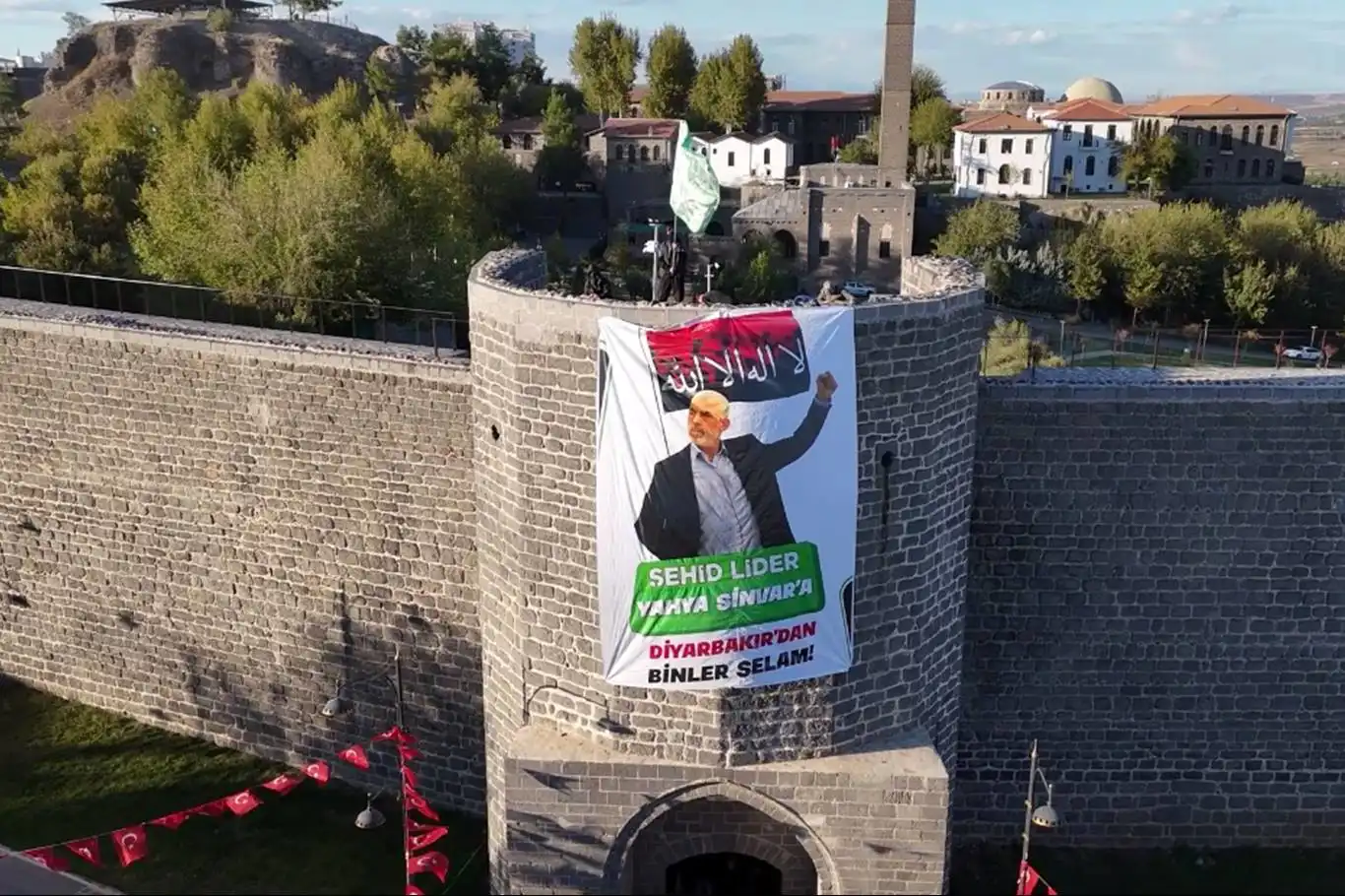 Martyr Yahya Sinwar's poster flown on Diyarbakır's historic city walls Martyr Yahya Sinwar's poster flown on Diyarbakır's historic city walls