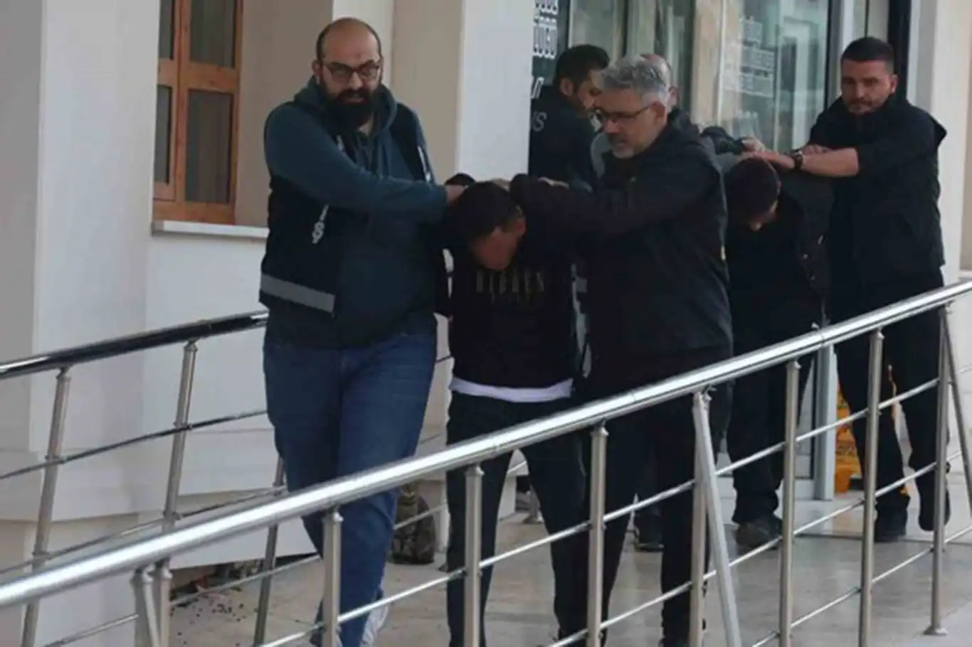 Konya'da yaşanan bıçaklama olayında: 7 kişi tutuklandı Konya'da yaşanan bıçaklama olayında: 7 kişi tutuklandı