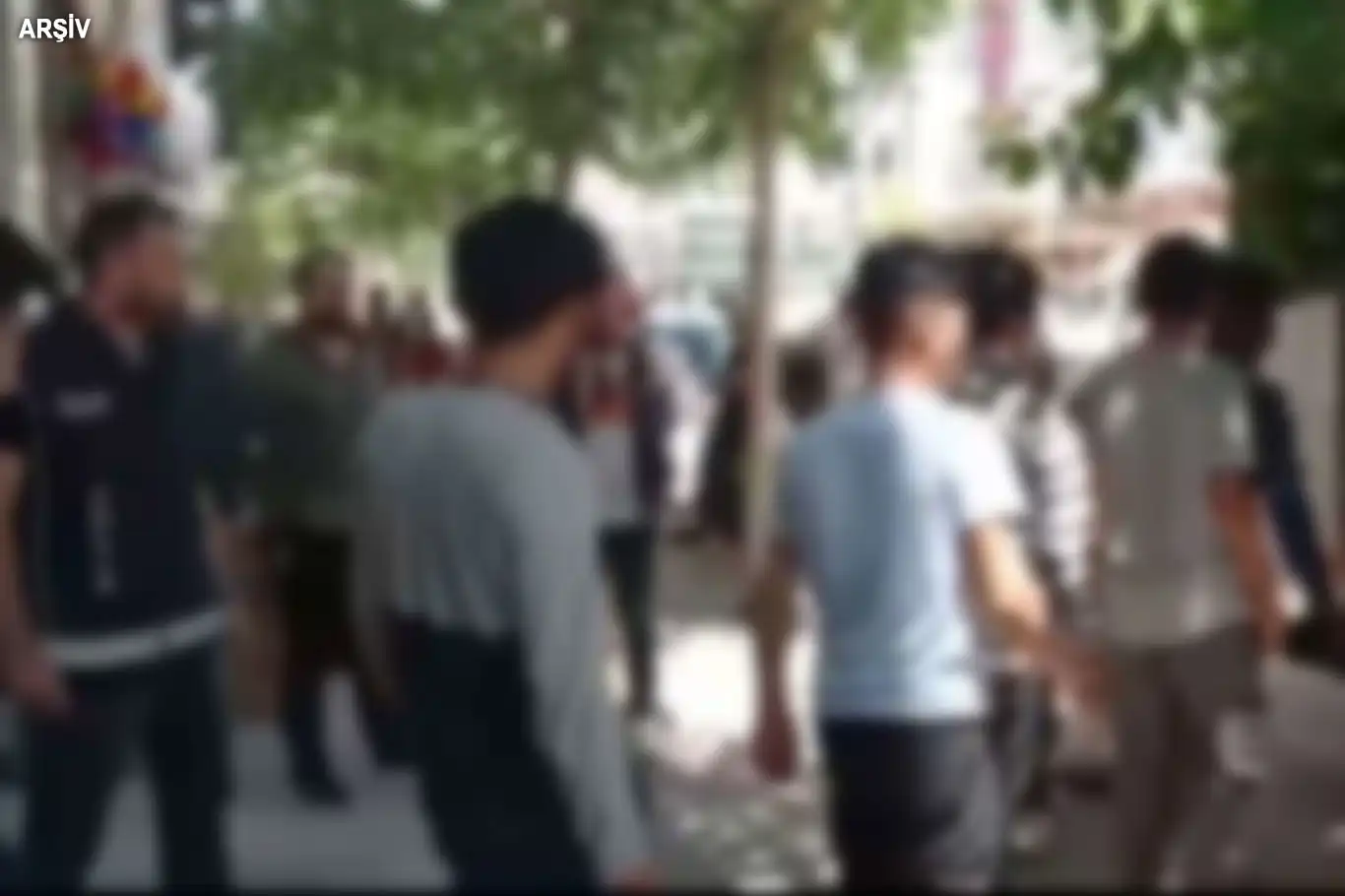 Çalılık alanda gizlenen 10 düzensiz göçmen yakalandı Çalılık alanda gizlenen 10 düzensiz göçmen yakalandı