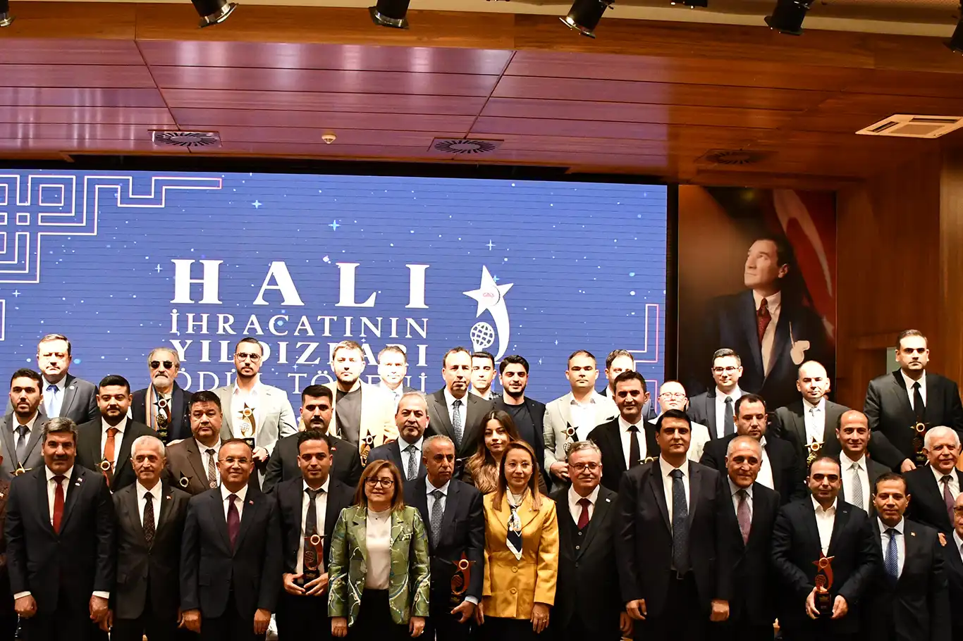 Gaziantep'te halı ihracatının önde gelen firmaları ödüllendirildi Gaziantep'te halı ihracatının önde gelen firmaları ödüllendirildi