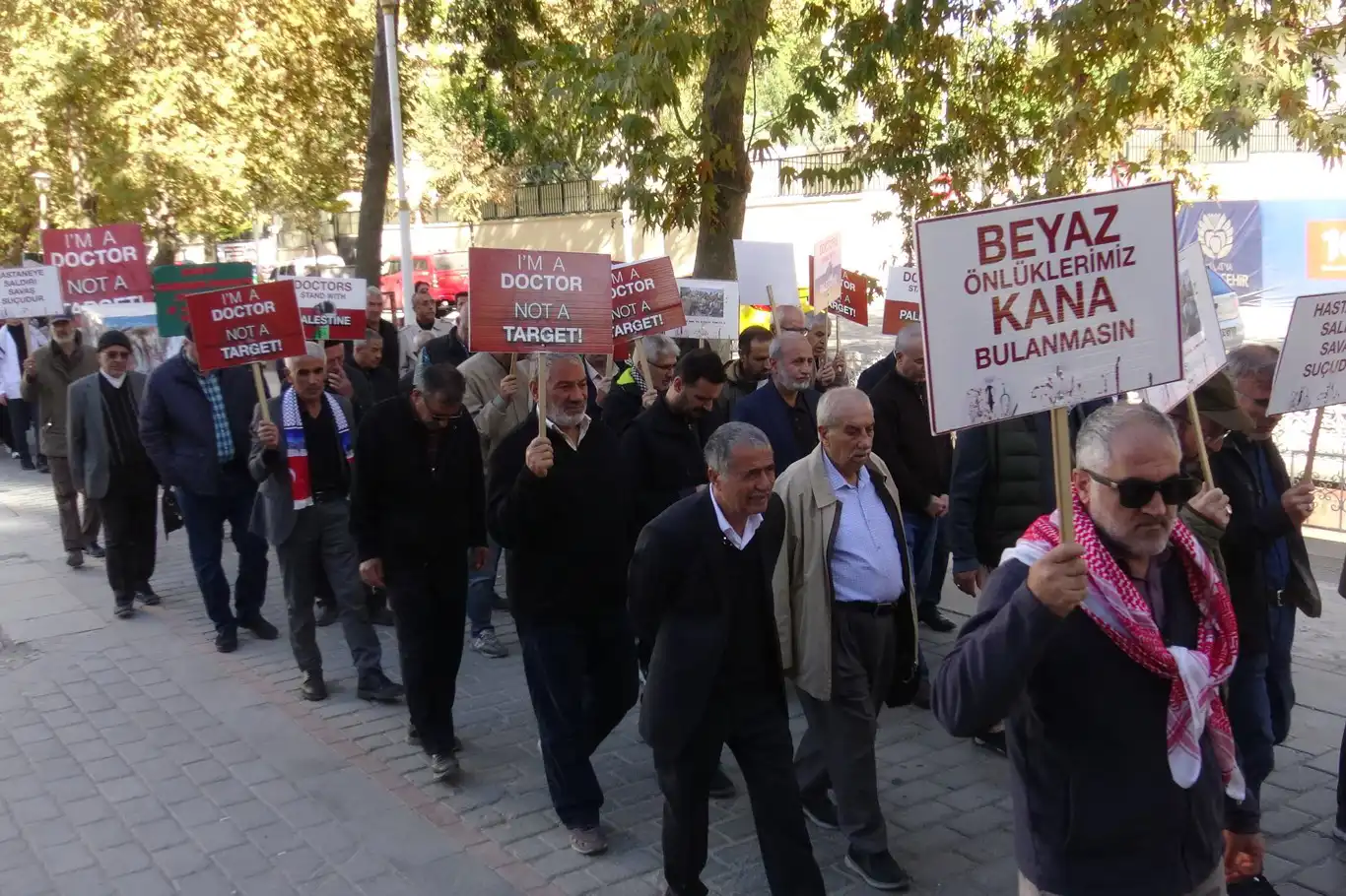 Hekimler ve sağlık çalışanlarının Gazze soykırımına karşı düzenlediği "Sessiz Yürüyüş" 50'nci haftaya girdi