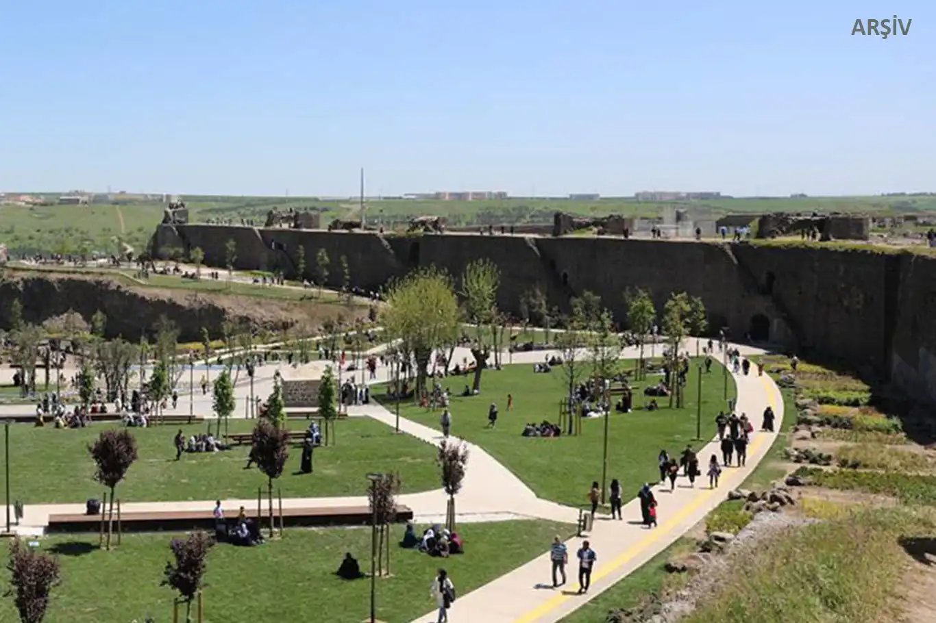 Diyarbakır surlarından düşen kız çocuğu hayatını kaybetti Diyarbakır surlarından düşen kız çocuğu hayatını kaybetti