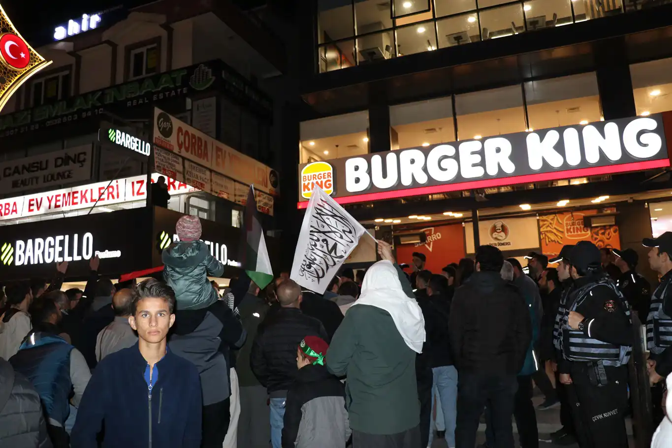 Burger King'te Filistin destekçisi kadınlara yapılan hakaret protesto edildi