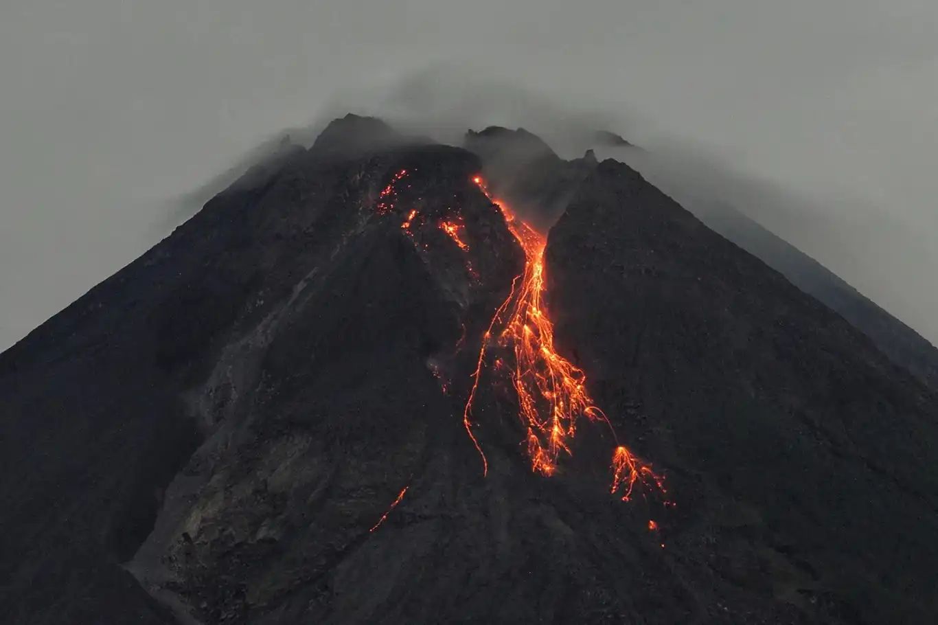 Merapi Yanardağı'nda yeni patlama 