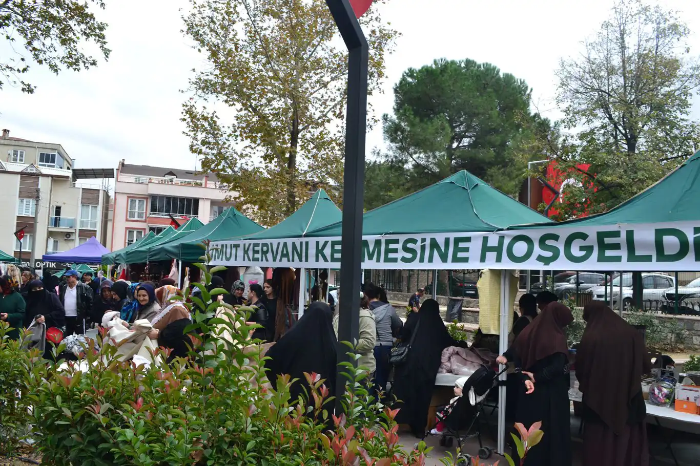 Umut Kervanı Bursa'da yetim ve muhtaçlar yararına kermes düzenliyor Umut Kervanı Bursa'da yetim ve muhtaçlar yararına kermes düzenliyor