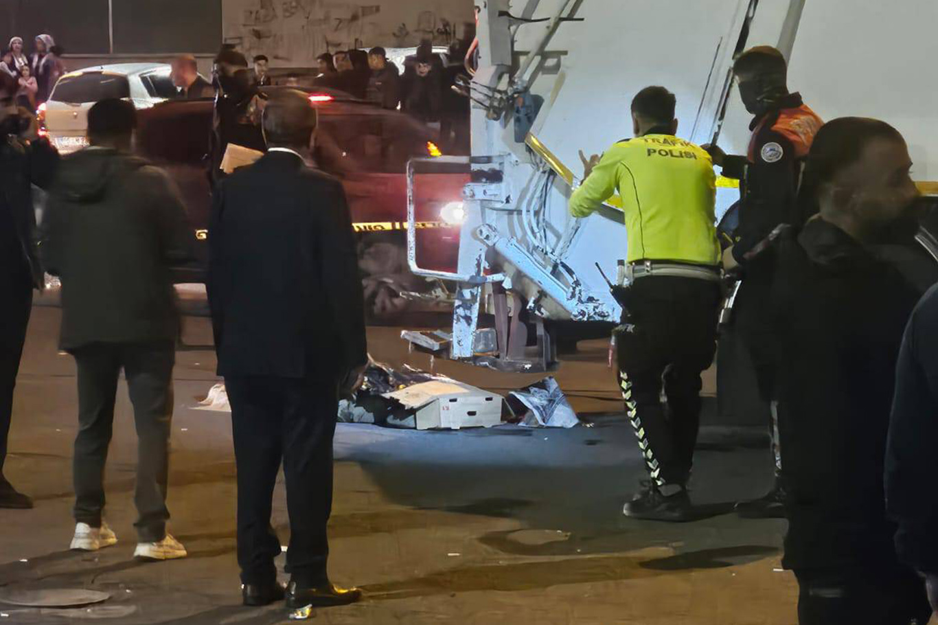 Çöp kamyonunun çarptığı anne öldü, oğlu ağır yaralandı