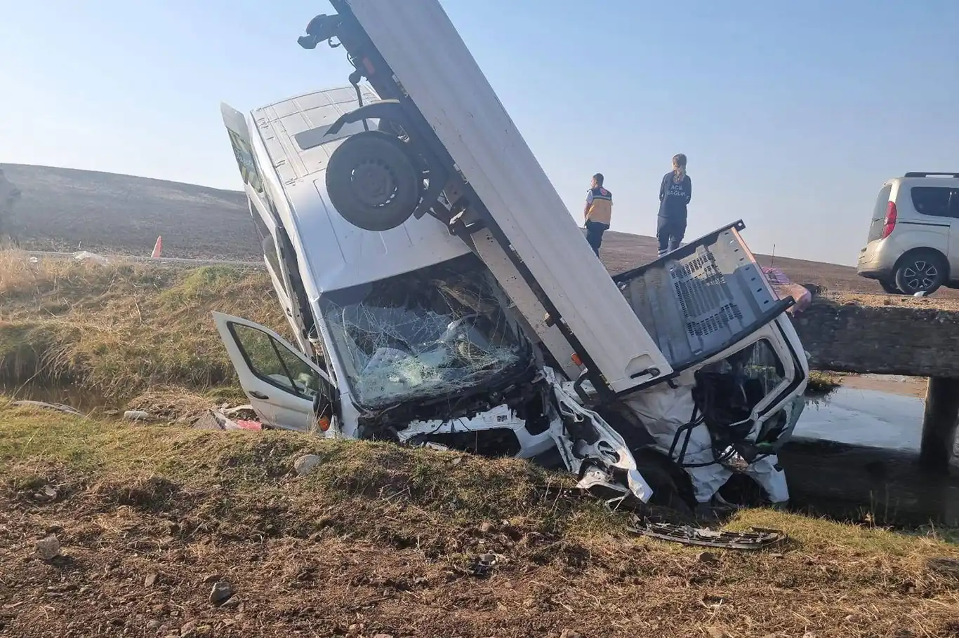 Öğretmen servisi, otomobil ve süt kamyoneti çarpıştı: 17 yaralı Öğretmen servisi, otomobil ve süt kamyoneti çarpıştı: 17 yaralı