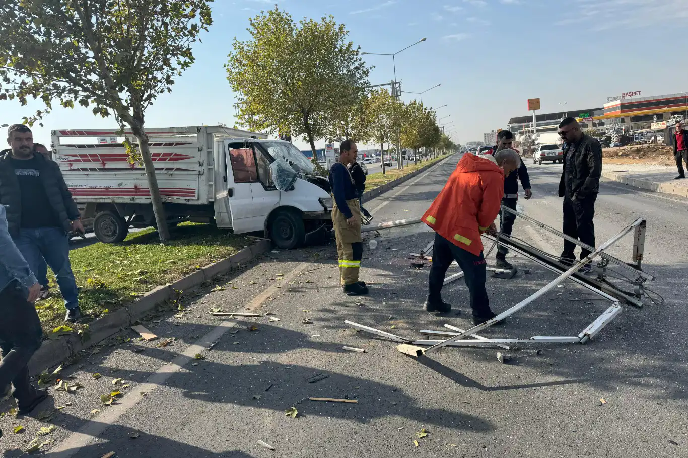 Kontrolden çıkan kamyonet elektrik direğine çarptı 