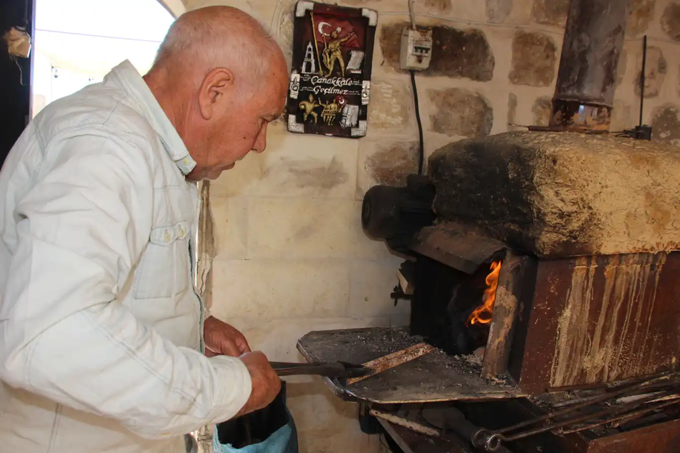 65 yıllık demirci ustası, hem işini hem de ibadetlerini aksatmadan yapıyor 65 yıllık demirci ustası, hem işini hem de ibadetlerini aksatmadan yapıyor