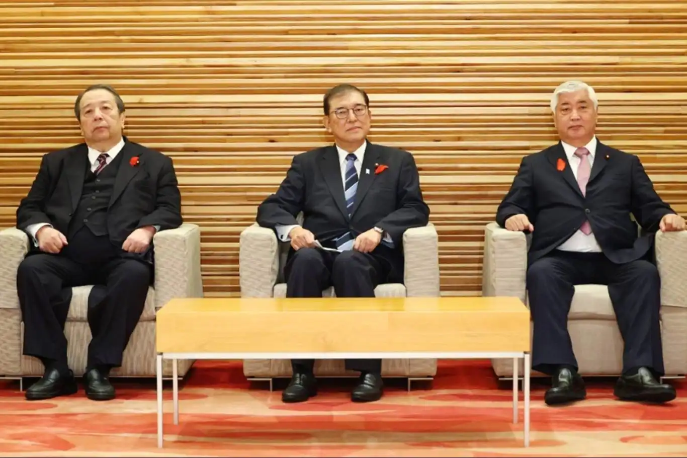 Japonya'da parlamento alt kanadı genel seçim için feshedildi Japonya'da parlamento alt kanadı genel seçim için feshedildi
