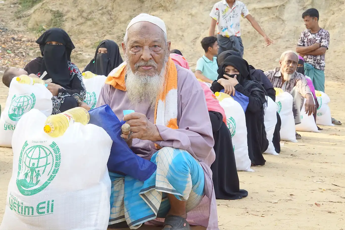 Avrupa Yetim Eli Arakan Kamplarında yüzlerce aileye gıda yardımında bulundu