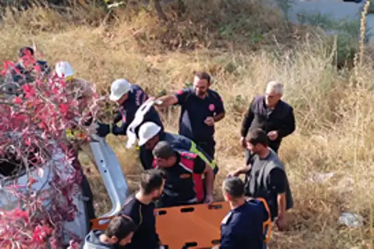 Mardin'de kontrolden çıkan araç şarampole yuvarlandı: 2 yaralı 