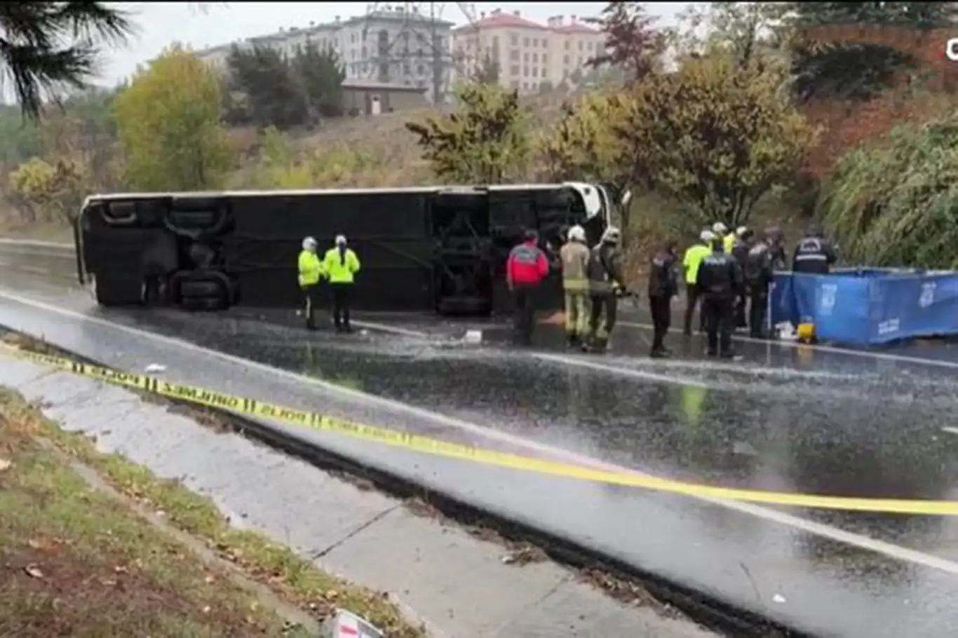 İstanbul'da yolcu otobüsü devrildi: 2 ölü 15 yaralı