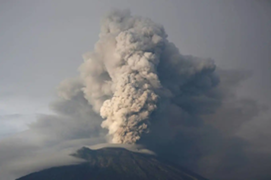 Indonesia: Volcanic eruption grounds flights to Bali