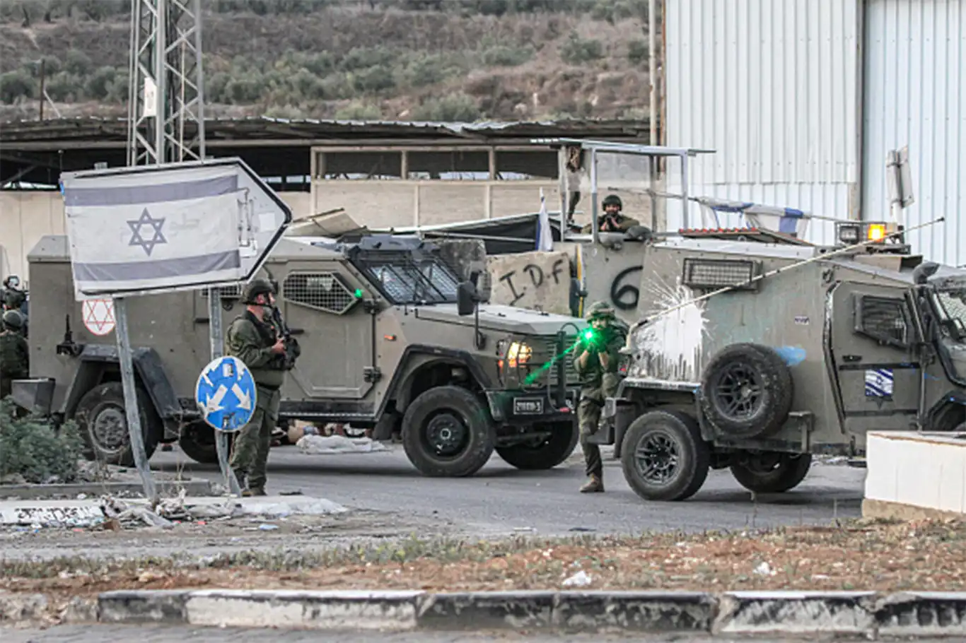 الضفة الغربية.. مستوطنون يحرقون مركبات الفلسطينيين ويهاجمون منازلهم بنابلس