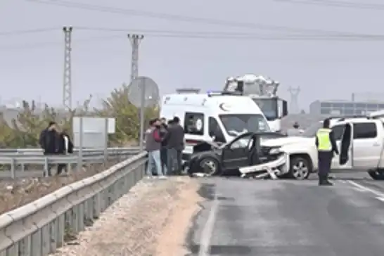 Diyarbakır'da iki araç kafa kafaya çarpıştı: Yaralılar var