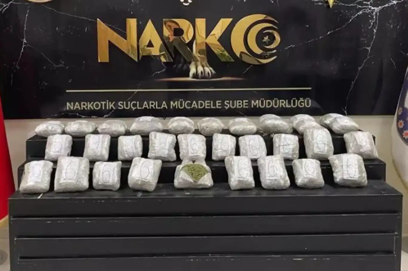 Metruk binada 13 kilo uyuşturucu ele geçirildi Metruk binada 13 kilo uyuşturucu ele geçirildi