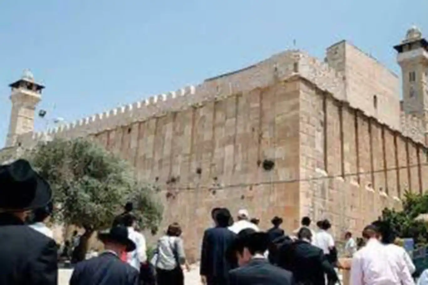 Thousands of settlers storm Ibrahimi Mosque under heavy Israeli security