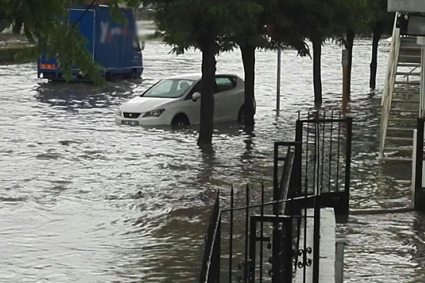 Manisa için gök gürültülü sağanak uyarısı 