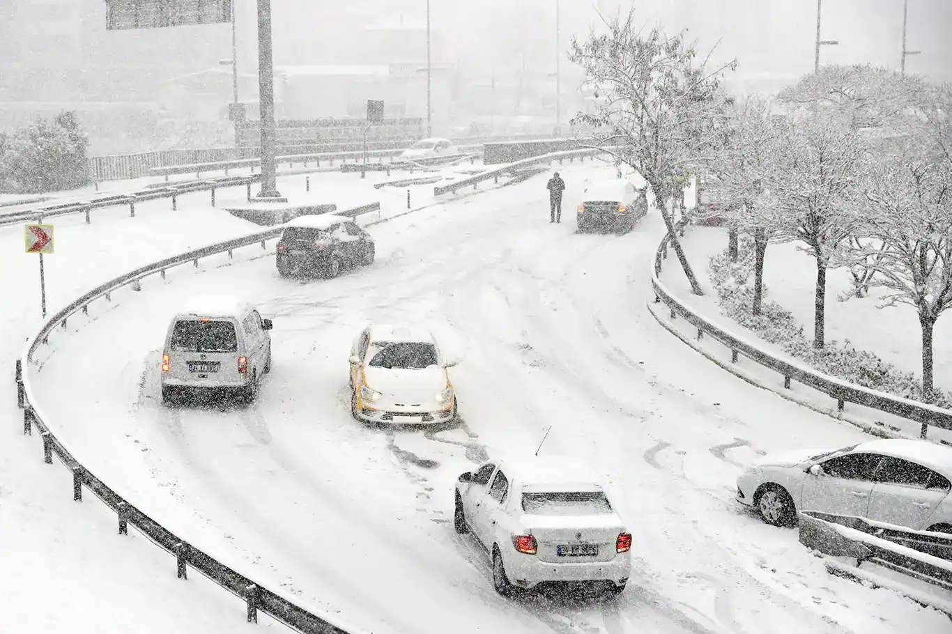 Konya'yı 4 ile bağlayan yollar araç trafiğine kapatıldı