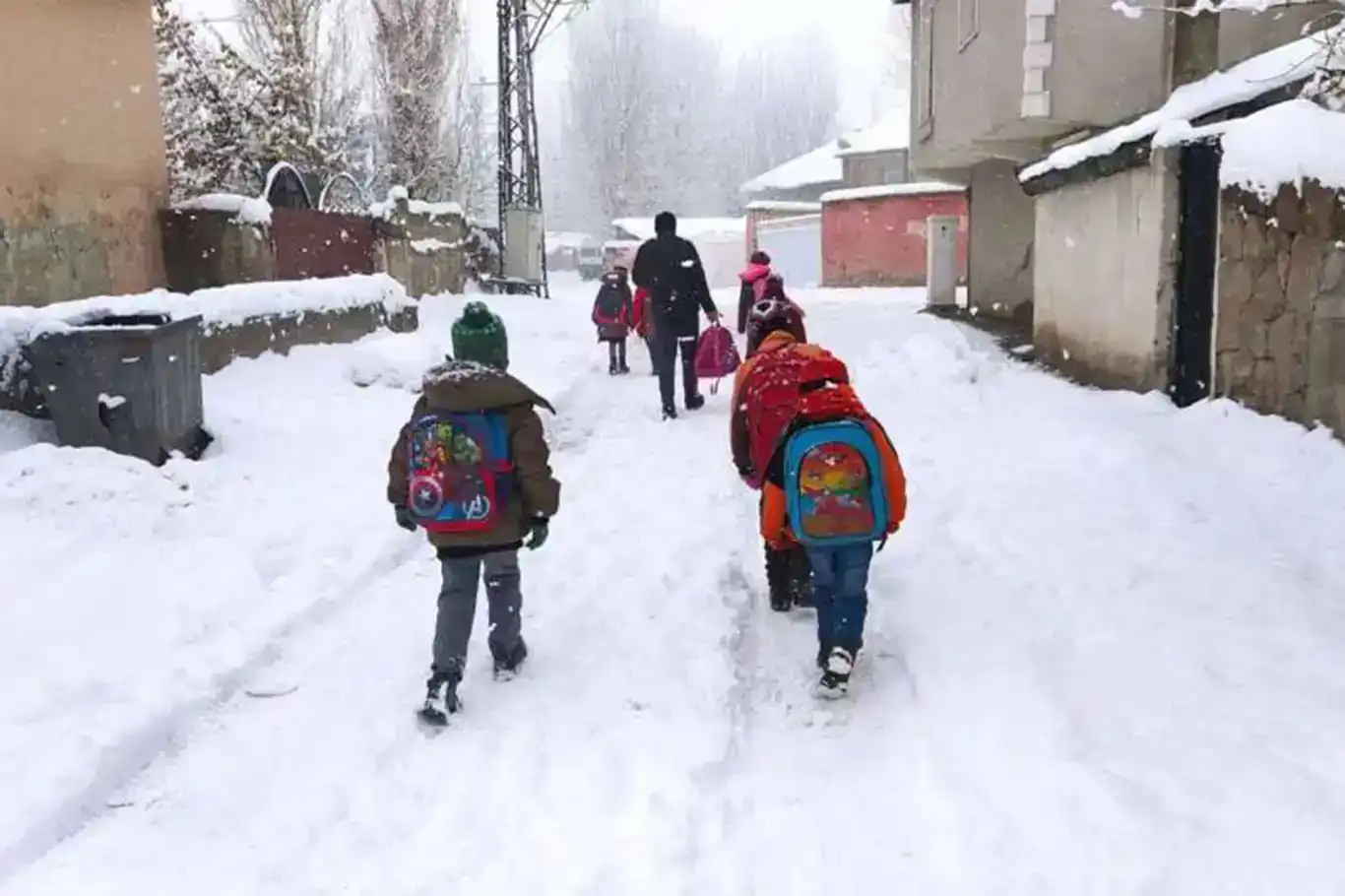 Li 24 bajaran ji ber berfê ji dibistanê re ji bo rojekî tetîl hat dayîn