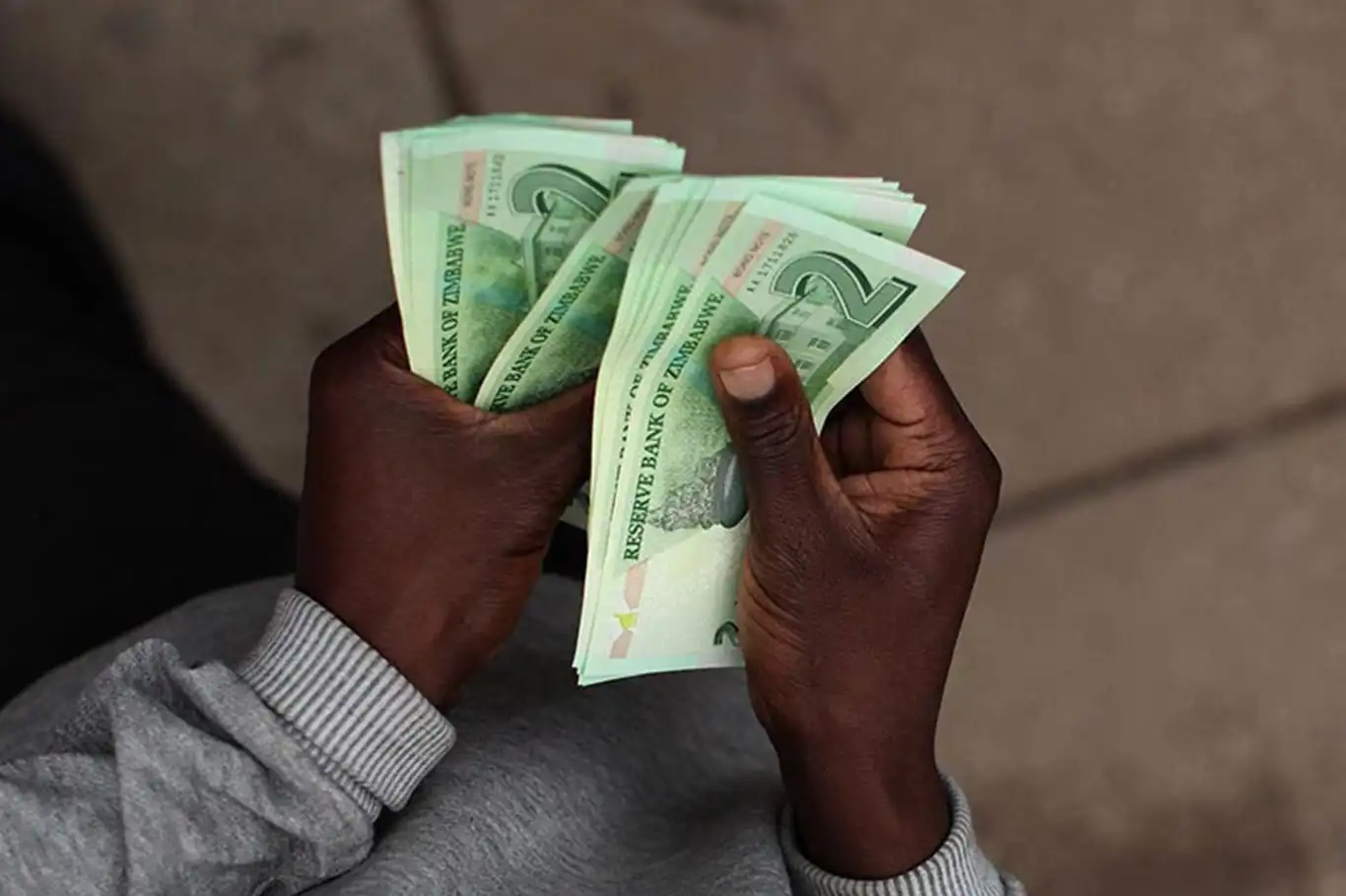 Zimbabwe’s monthly inflation drops to 11.7% in November 