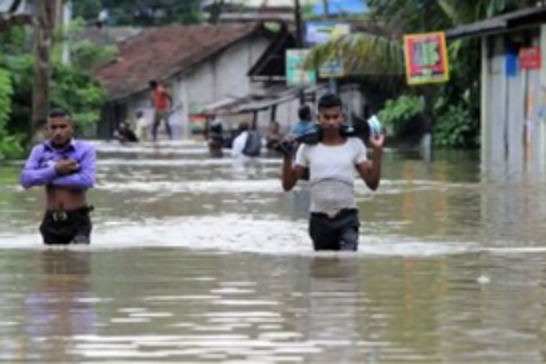 Heavy rains and floods displace thousands in Sri Lanka