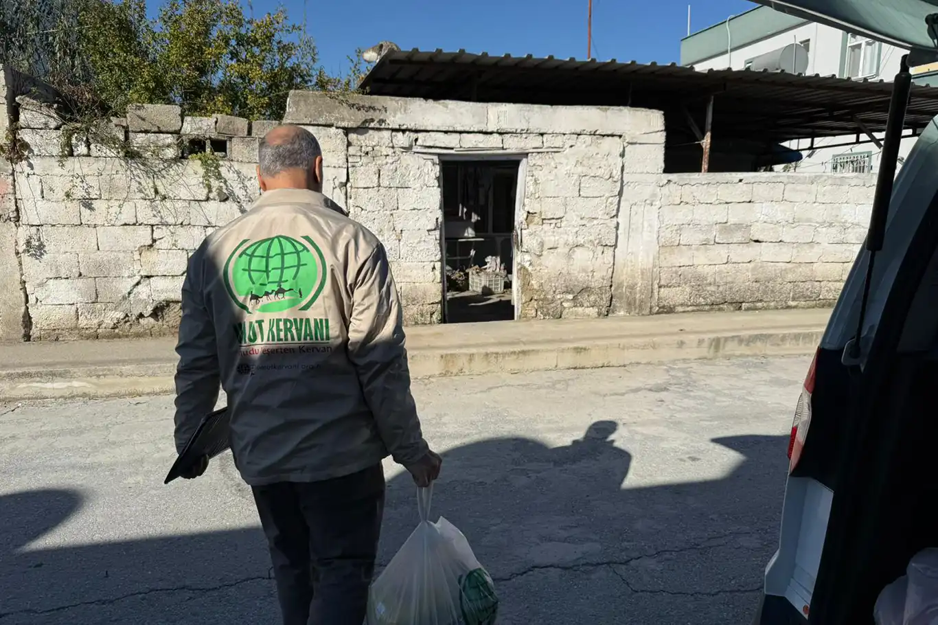 Umut Kervanı Tarsus'ta onlarca ihtiyaç sahibi aileye gıda yardımında bulundu