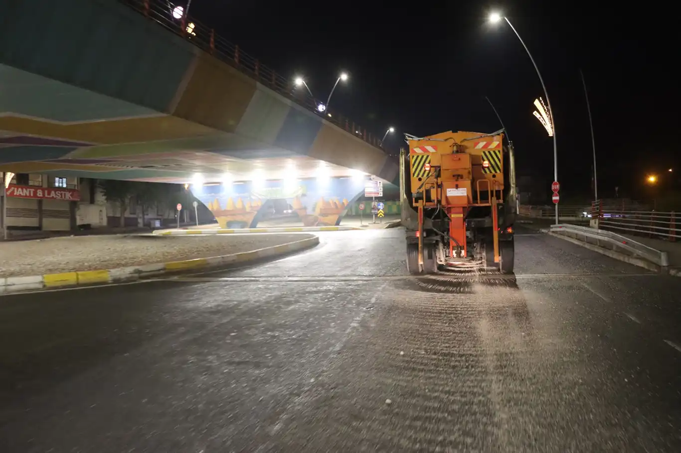 Şanlıurfa’da buzlanmaya karşı tuzlama çalışması yapıldı