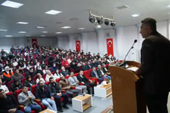 Rektör Demir, öğrencilere yurt dışında burslu eğitim olanaklarını anlattı