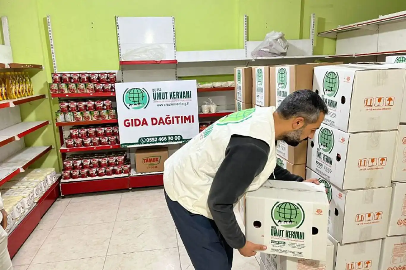 Umut Kervanı Bursa'da yüzlerce aileye gıda desteğinde bulundu