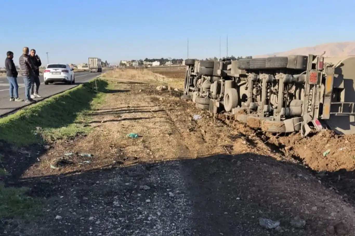 Mardin’de ham petrol yüklü tanker devrildi: 1 yaralı 