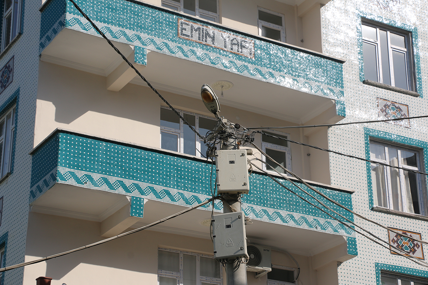 Şanlıurfa'nın Eyyübiye ilçesine bağlı Yenice Mahallesi'nde elektrik kesintileri
