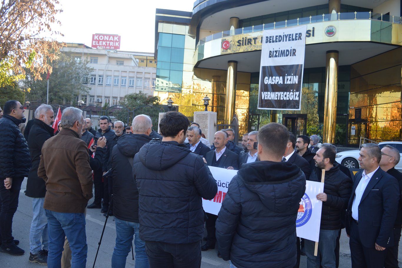 Dem Parti'li Siirt Belediyesi'nin sözleşmeli personel fesihlerine tepki