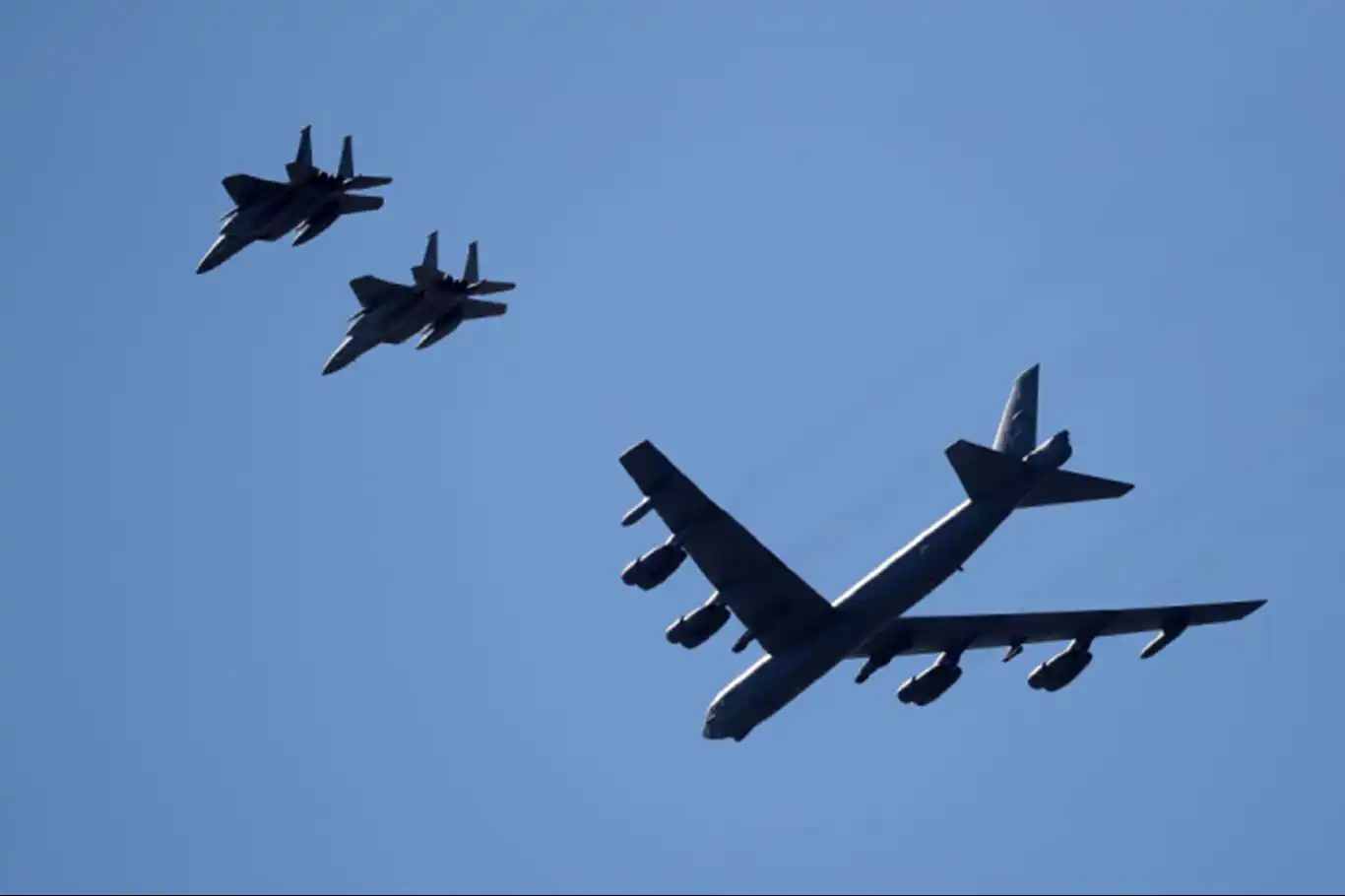 ABD'nin, işgal rejimini koruma amaçlı B-52 bombardıman uçakları Orta Doğu'ya ulaştı ABD'nin, işgal rejimini koruma amaçlı B-52 bombardıman uçakları Orta Doğu'ya ulaştı