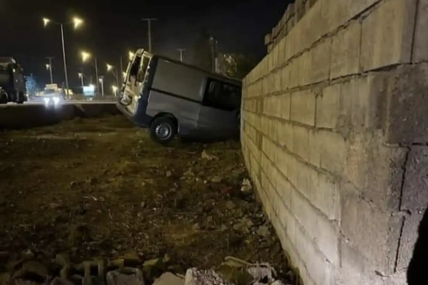 Mardin'de tırın çarptığı araç duvarı yıktı: 1 yaralı